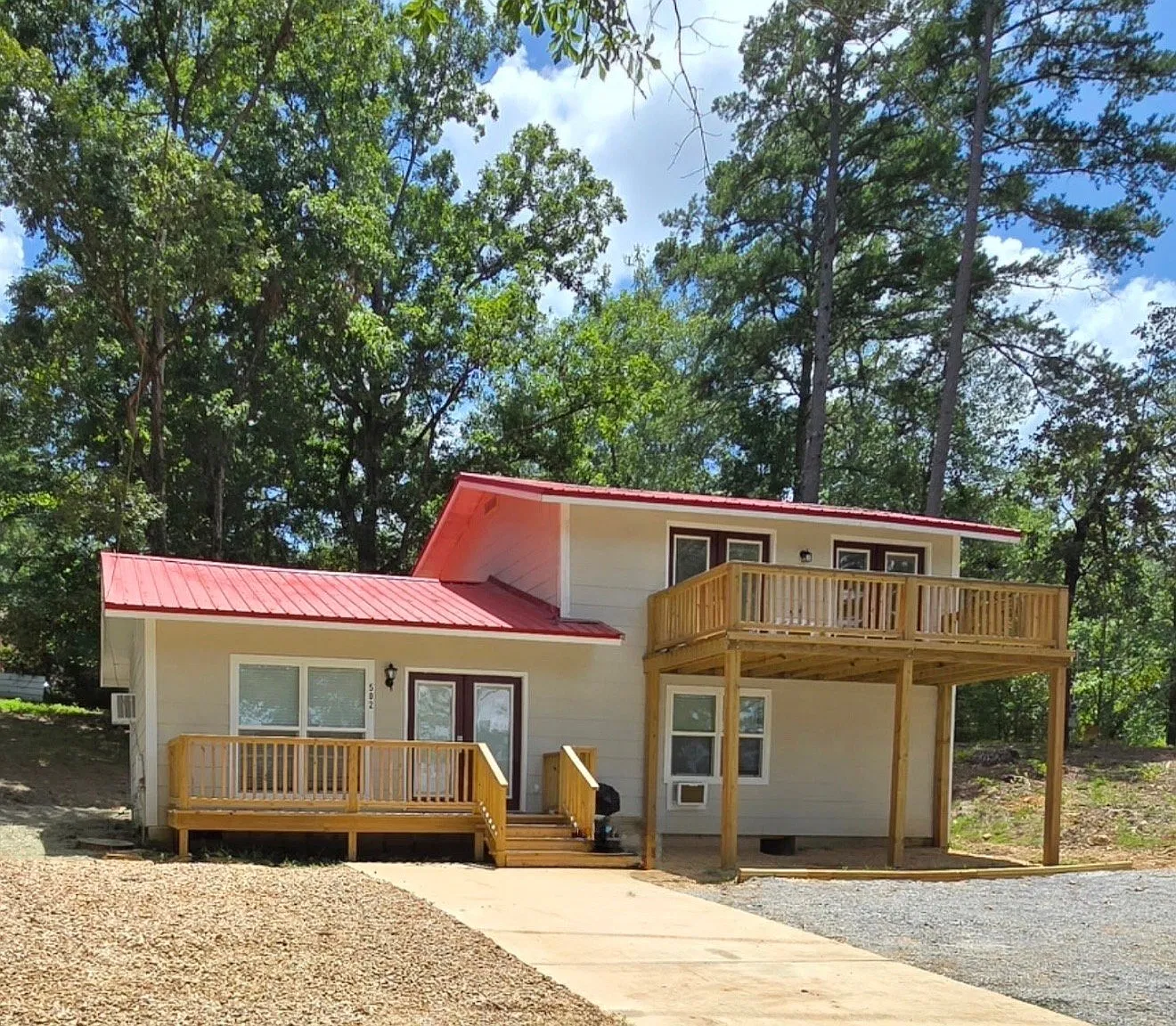 Cleary Hieghts Home Remodeled With Updated Amenities And Upstairs Balcony With View Of The Lake. — Photo 2