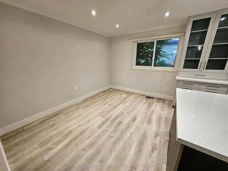 2067 Obeck Cres — Photo 15