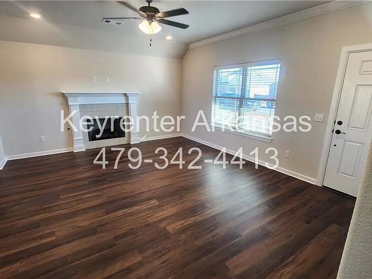 145 N Hinsdale Ave — Photo 2