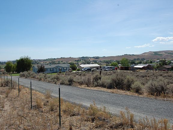 LONG, GATED DRIVEWAY 