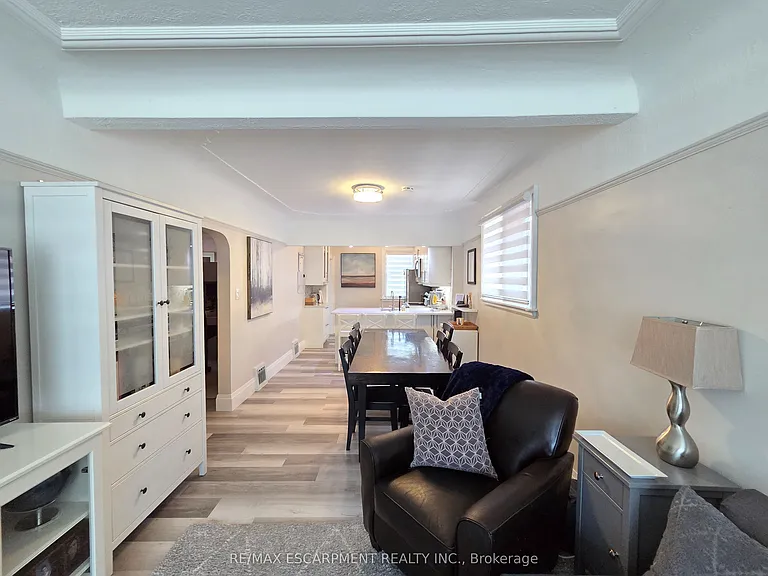 77 Paradise Rd S — Photo 2
