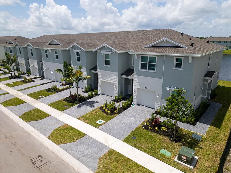 380 SE Crossoak Ln — Photo 34