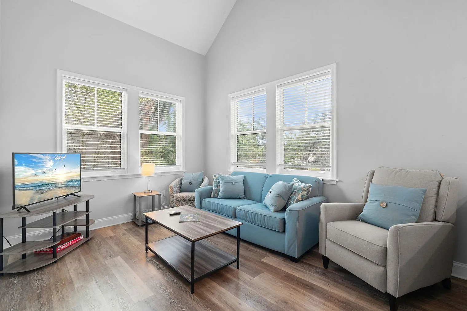 2 bed, 1.0 bath, 1496 sqft, $1,633 — Photo 1
