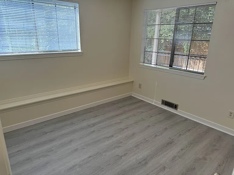 4054 NE 55th St #101 — Photo 28