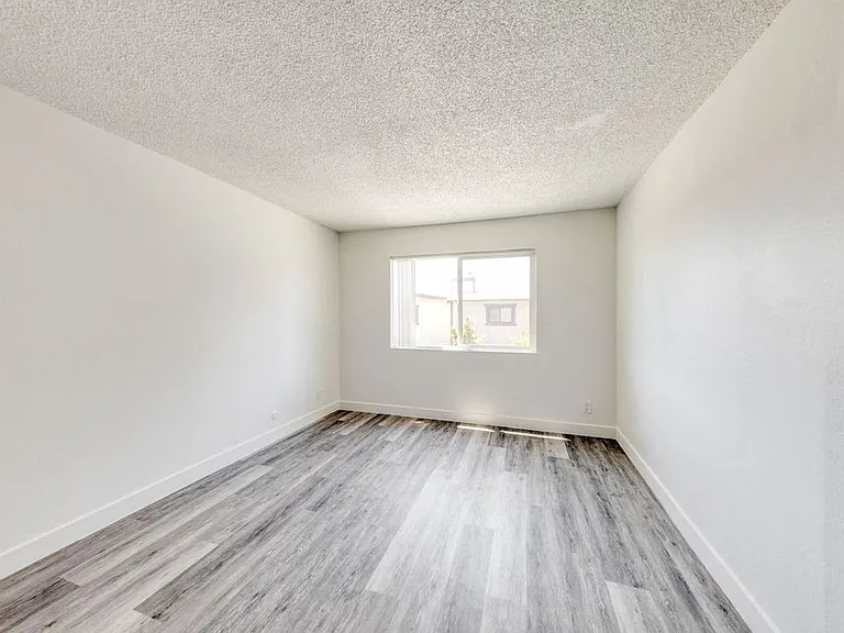 424 Callan Ave — Photo 14
