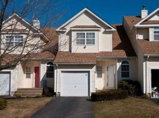 11 Apricot Ct, Melville, NY 11747