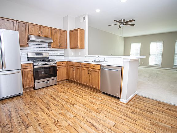 Kitchen w stainless appls