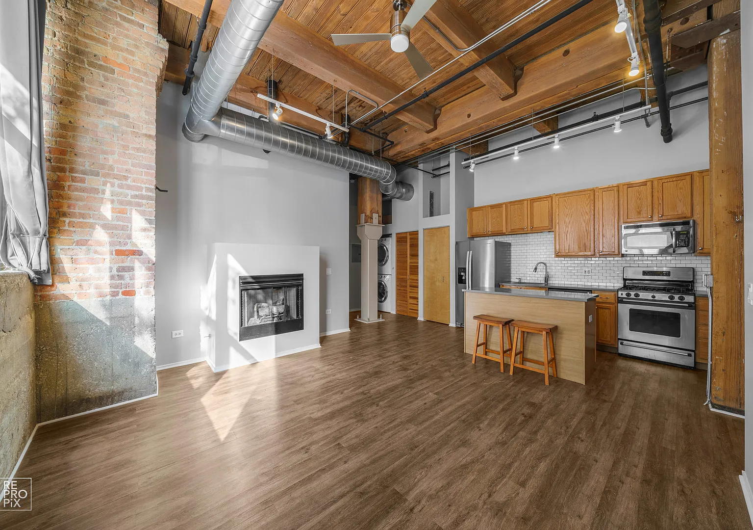 2 bed, 1000 sqft, $2,600 — Photo 3