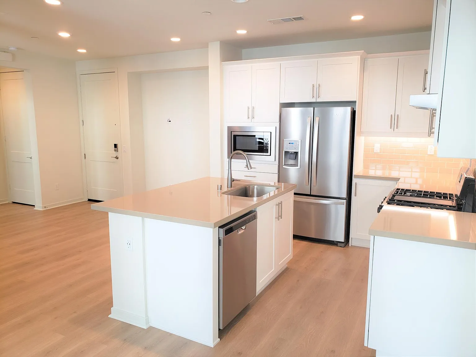 2 bed, 958 sqft, $3,500 — Photo 2