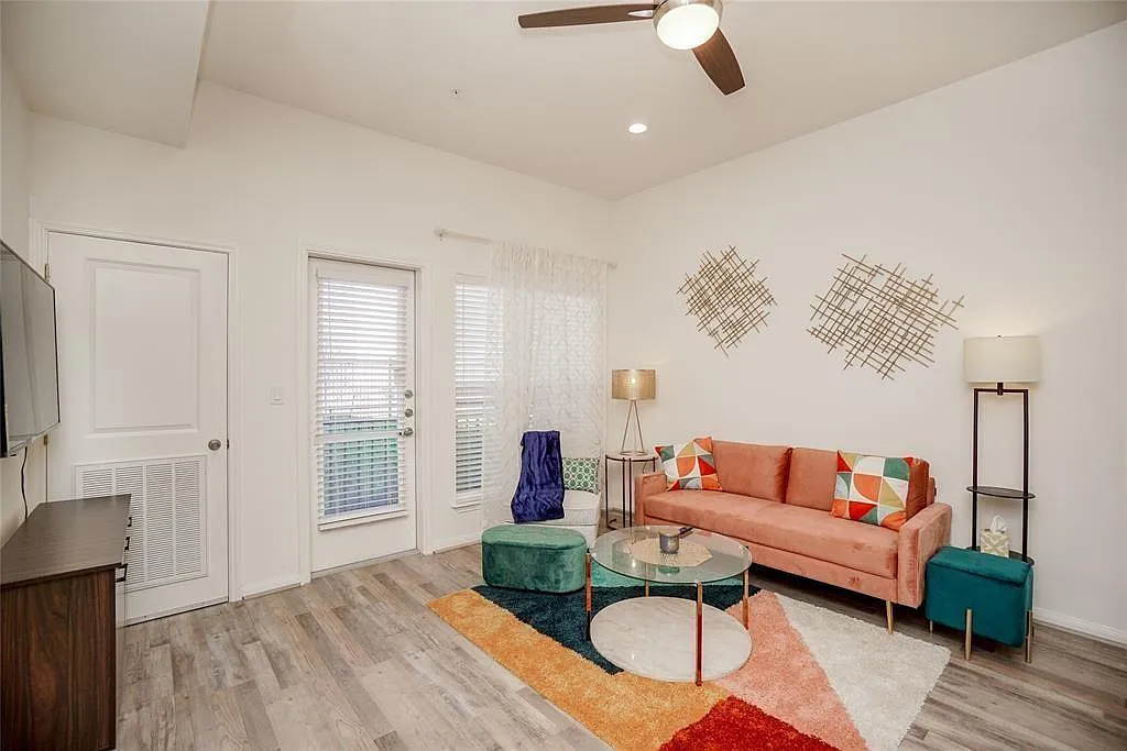 1 bed, 1.0 bath, 841 sqft, $2,950 — Photo 1