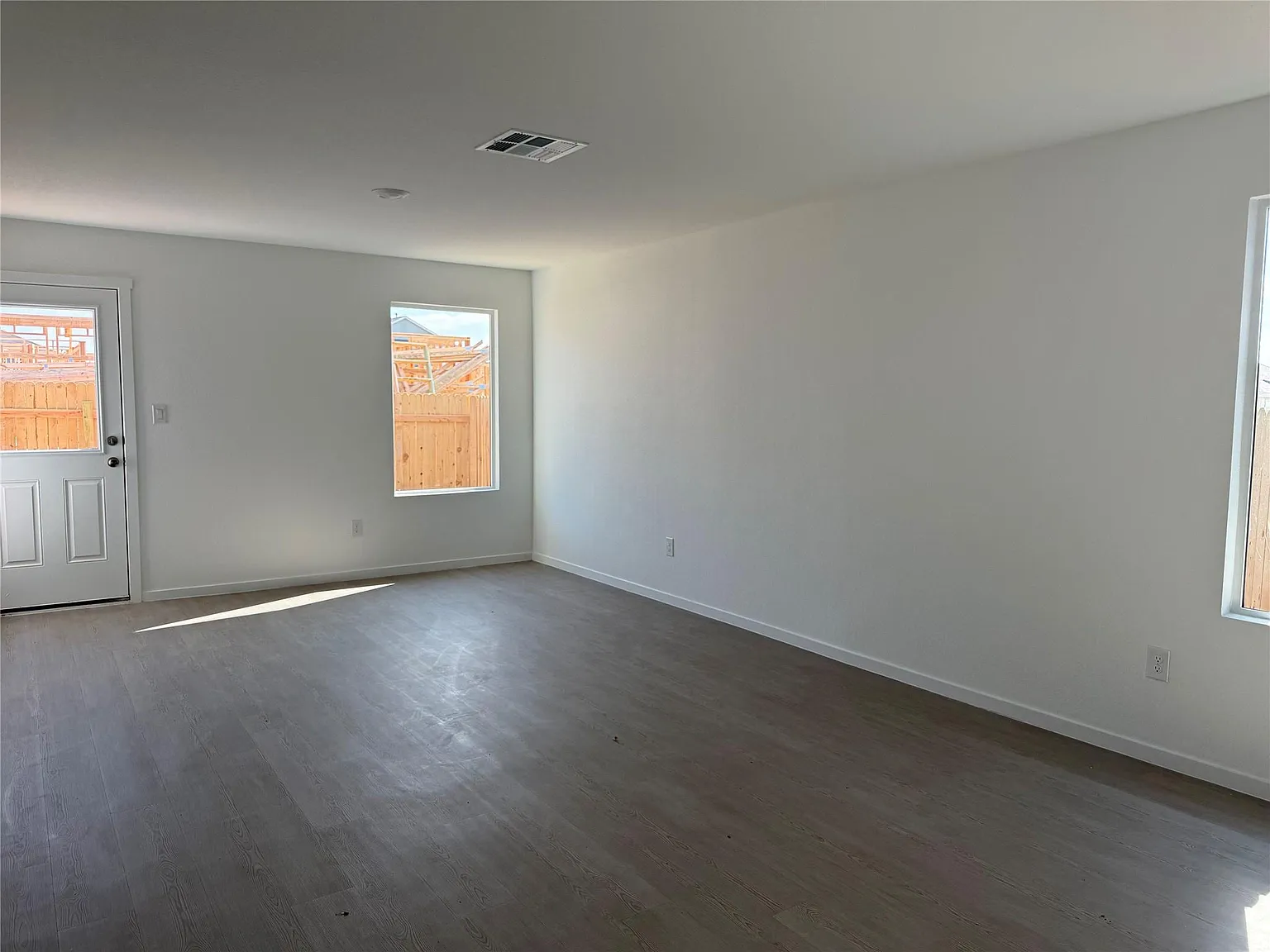 3 bed, 2.0 bath, 1354 sqft, $1,675 — Photo 4