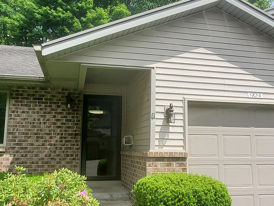 1st image of 924 Ironwood Cir NW