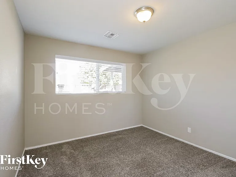1001 E Seldon Ln — Photo 11