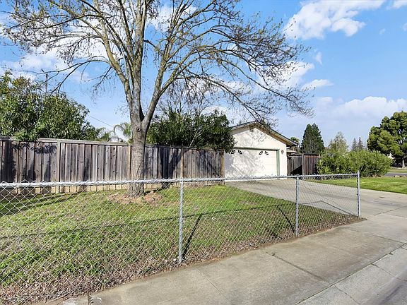 2nd image of 2328 Cumiskey St