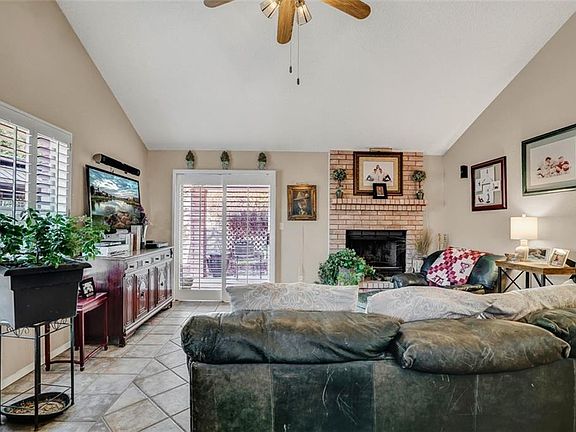 3rd image of 830 Via Descanso Dr