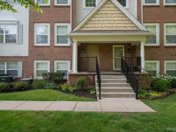 868 Eagle Dr, Fenton, MI 48430