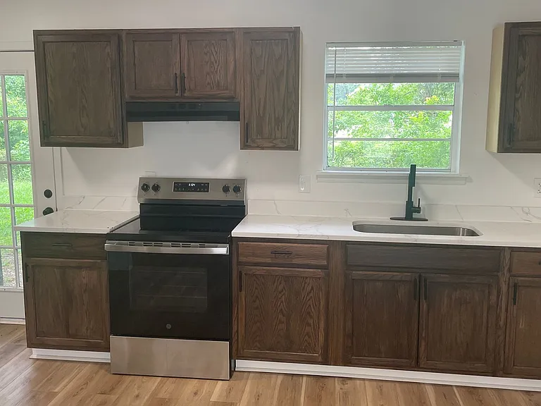1033 Healy St — Photo 3