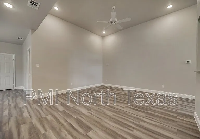 1518 Walworth St — Photo 3