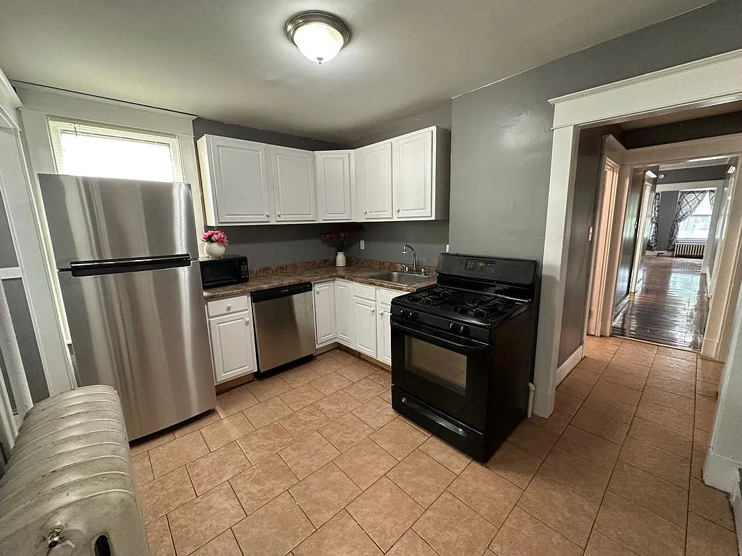 4 bed, 1400 sqft, $2,200 — Photo 4