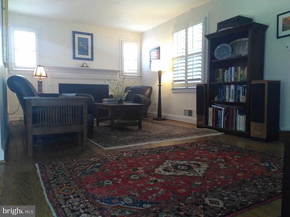 4th image of 876 N Kensington St