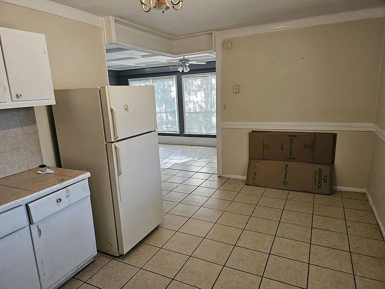 4655 Poinciana Dr — Photo 10