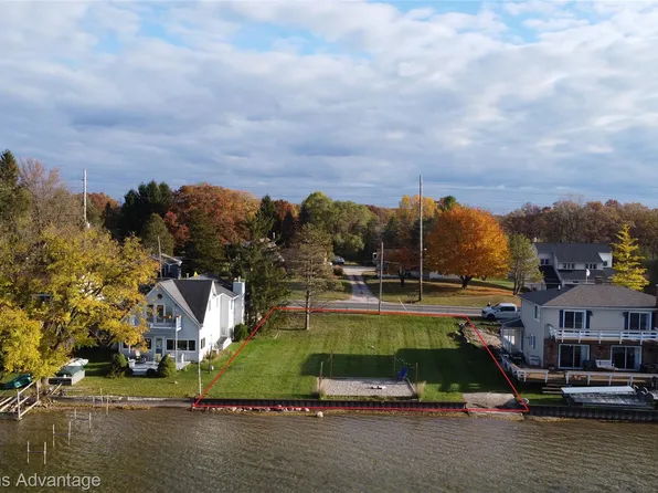 371 E Shore Dr, Whitmore Lake, MI 48189