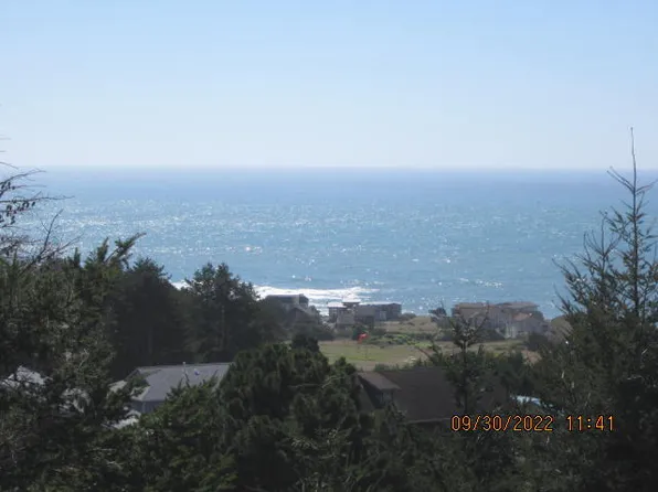 136 Shaker Rd, Whitethorn, CA 95589