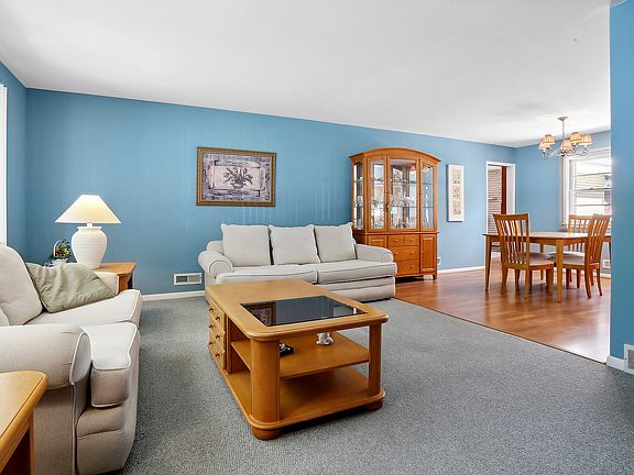 5th image of 410 Bevan Dr W