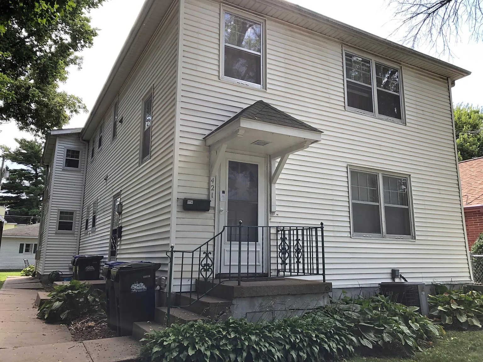 3 bed, 1300 sqft, $2,100 — Photo 1