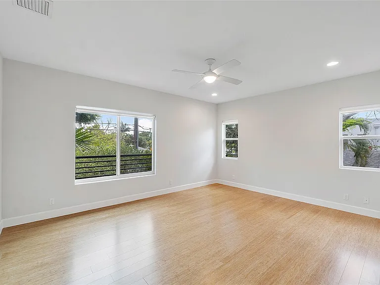 825 NE 17th Way — Photo 10