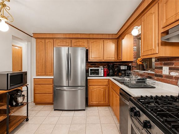 4th image of 171 Crescent Garden Dr