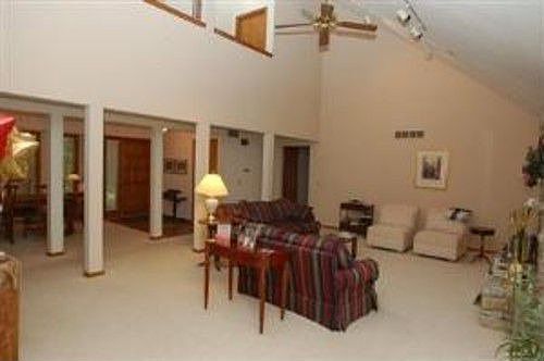 4th image of 2 Fairwood Ct