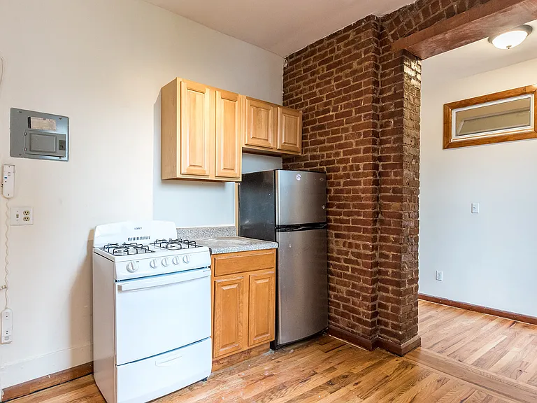 206 Scholes St #25 — Photo 2