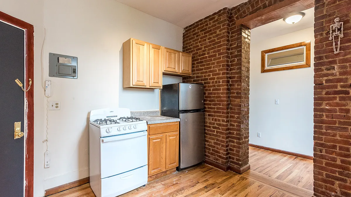 Building Photo - 206 Scholes St #19