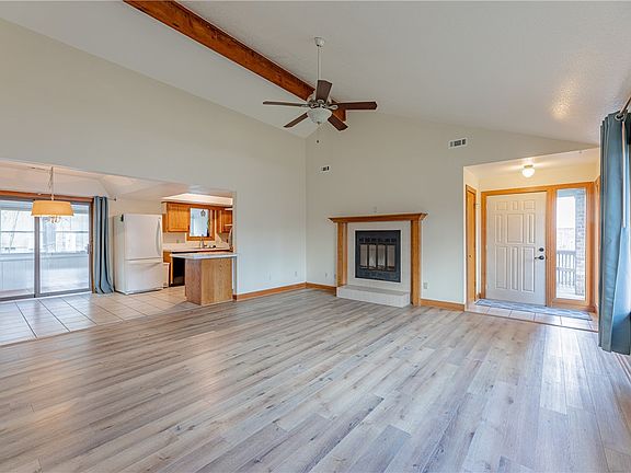 3rd image of 6 Amesbury Dr