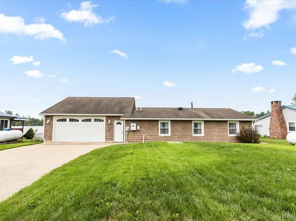 214 Sunset Dr, Hudson, MI 49247