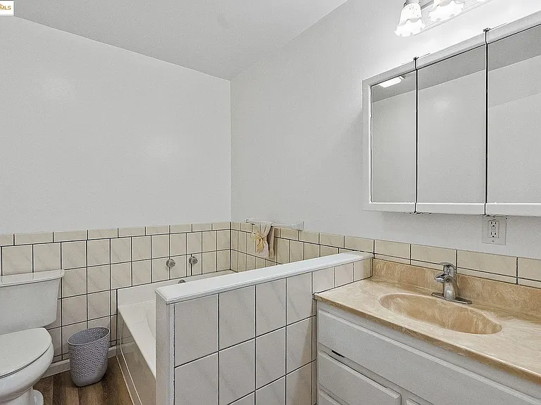 718 Sarah St — Photo 15