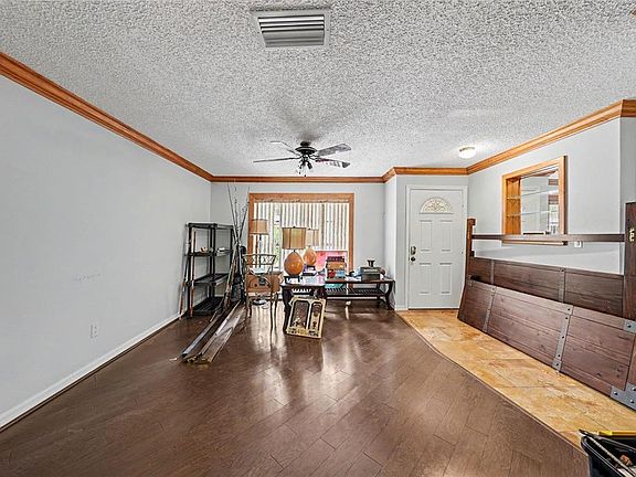 3rd image of 9624 Hidden Oaks Cir