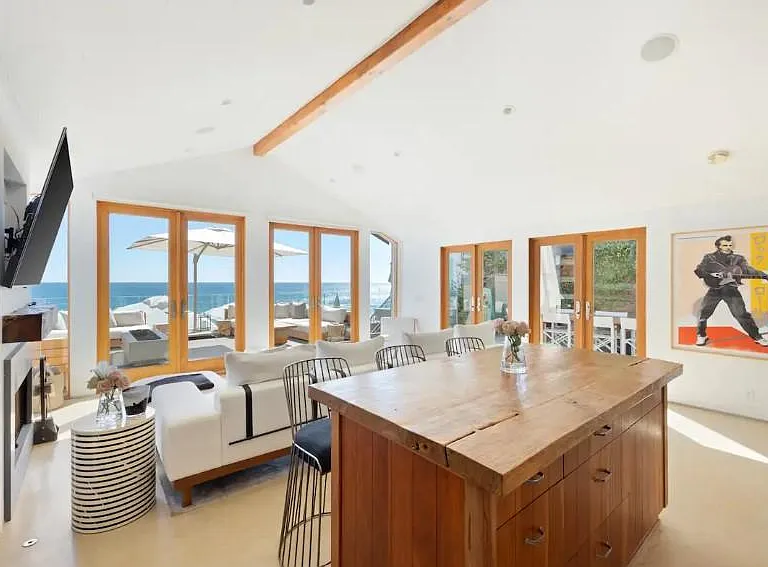 Tall ceilings and a lot of natural light.