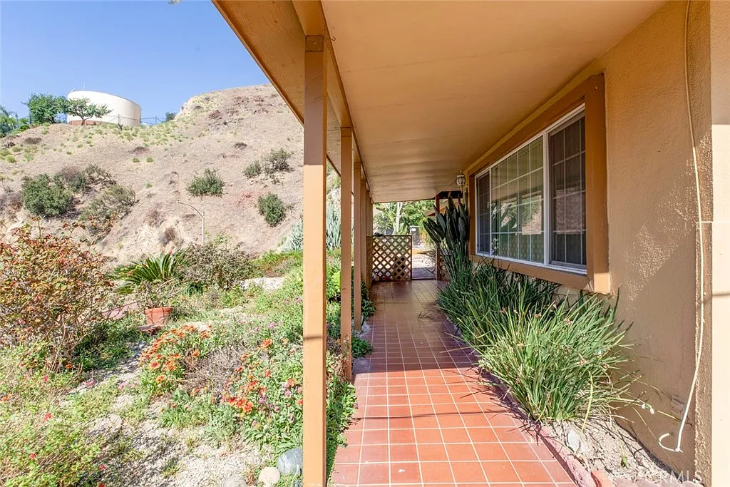4 bed, 1725 sqft, $5,700 — Photo 3