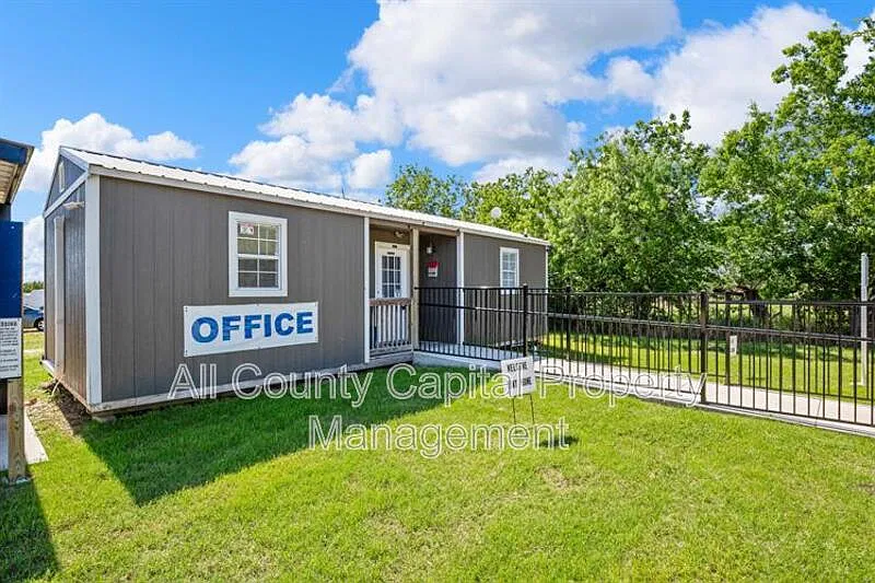 1 bed, 1.0 bath, 500 sqft, $750 — Photo 1