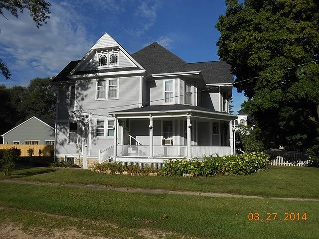 400 Prairie St photo 1