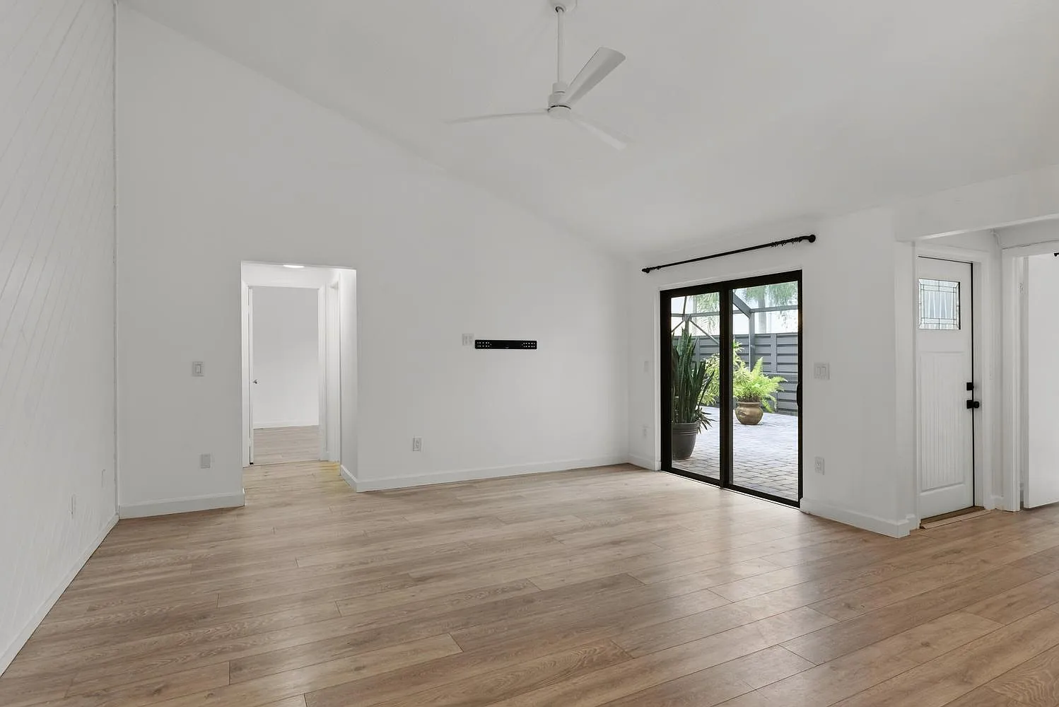 2 bed, 2.0 bath, 1100 sqft, $3,600 — Photo 4