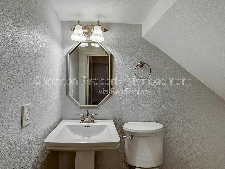 1748 Hawthorne St #B — Photo 26