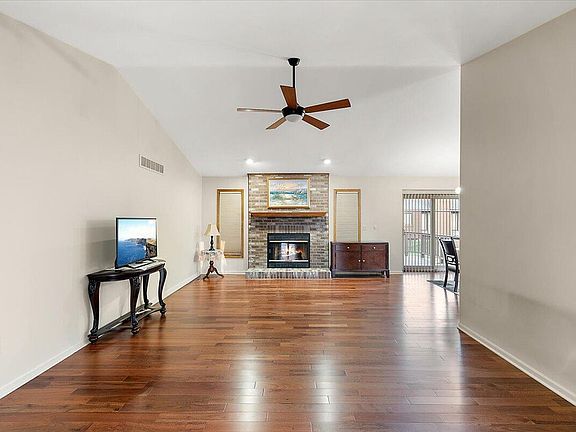 5th image of 41170 Victoria Dr