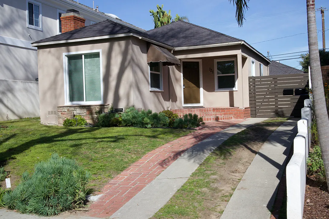 721 Ave A - . — Photo 1