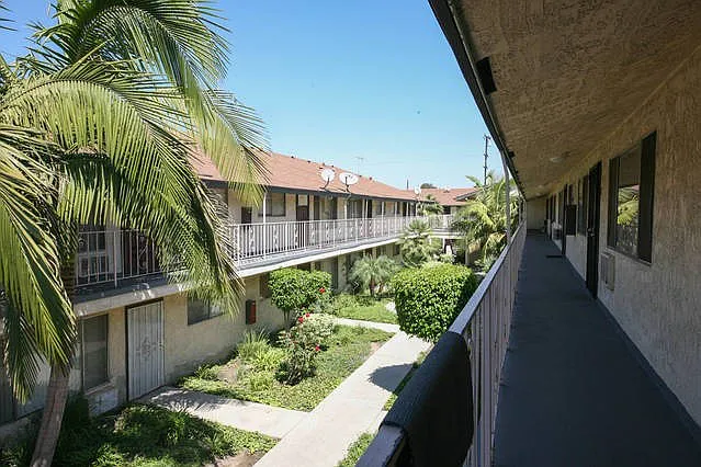 2 bed, 858 sqft, $2,695 — Photo 3