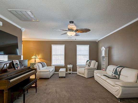 5th image of 217 Caro Ln