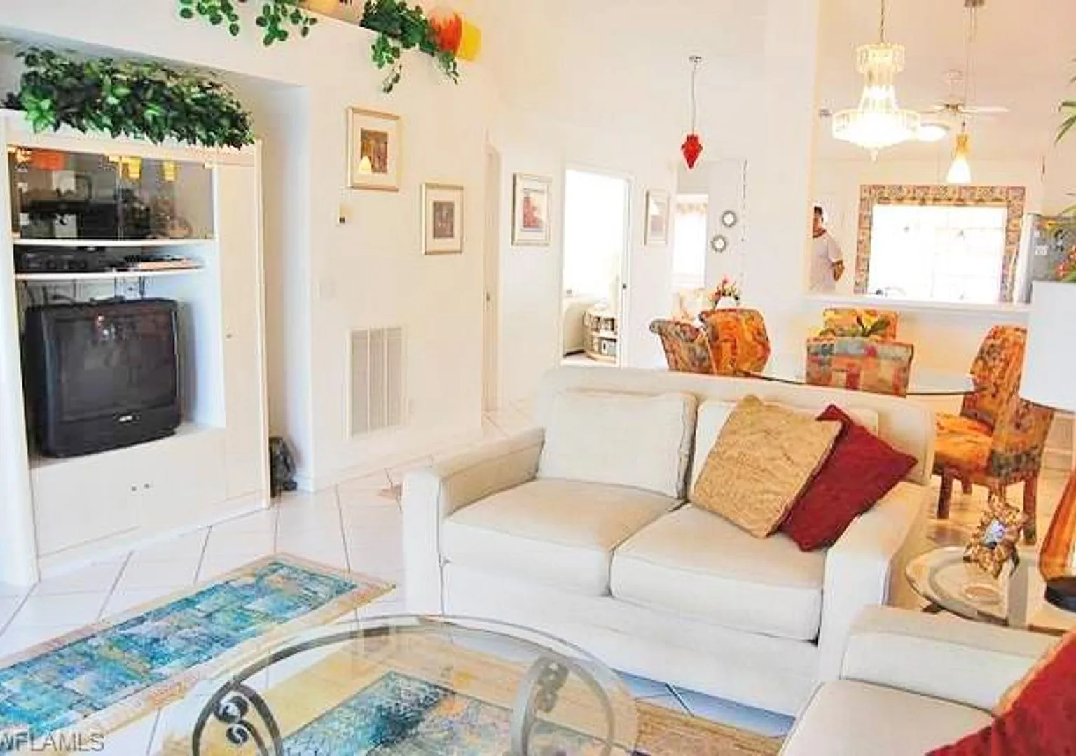 Bright and airy in beautiful gated community - lake views and Florida sunshine! — Photo 4