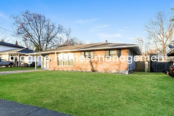 3 bed, 2.0 bath, 1251 sqft, $2,300 — Photo 2